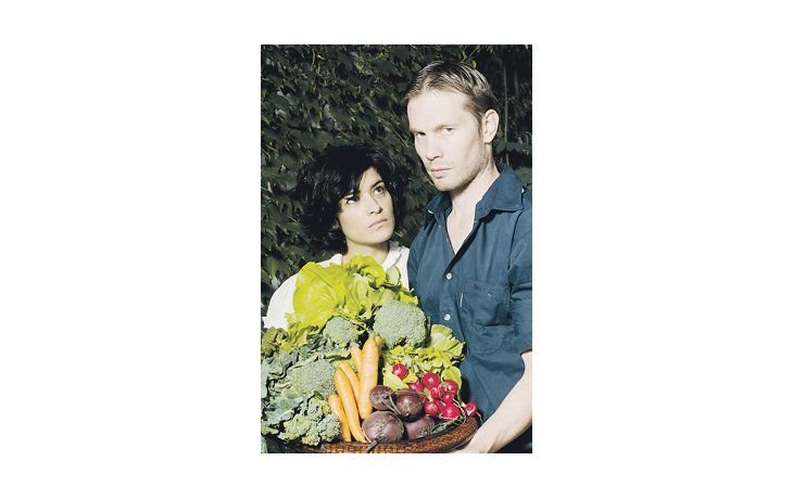 Moro Anghileri y William Prociuk (con perfecta tonada campera) deleitan con sus interpretaciones en la obra de Mariana Chaud «En la huerta», a partir del famoso manual de un horticultor.