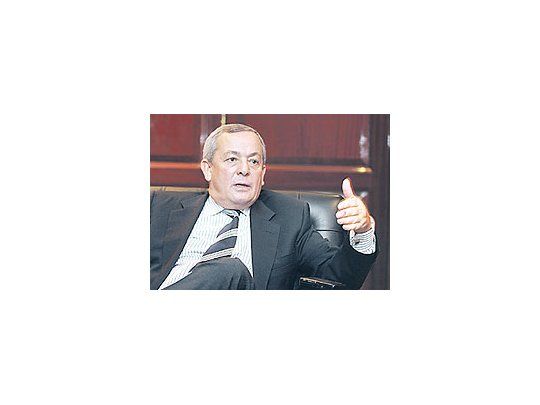 CarlosSolchagaadvirtió enun reportajede este diarioque elprincipalproblema delos países deAméricalatina es ladebilidadinstitucional.Tambiénseñaló laamenaza dedejarsetentar por labonanzafiscal paracerrar laeconomía.