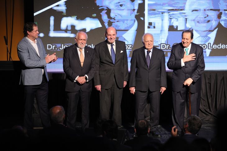 El tribunal del Juicio a las Juntas fue galardonado en los Premios Ana Frank. El tribunal del Juicio a las Juntas fue galardonado en los Premios Ana Frank.