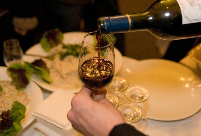 Ya no tenés que preocuparte por la temperatura de tu vino. Ya no tenés que preocuparte por la temperatura de tu vino.