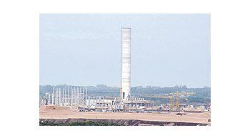 ámbito.com | Mañana el tribunal internacional de La Haya dará a conocer su decisión en la demanda queinició la Argentina contra el Uruguay por la construcción de dos plantas de celulosa contaminantesen Fray Bentos, sobre la frontera nacional. En la foto, la chimen