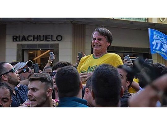 Jair Bolsonaro, segundos después del ataque en Minas Gerais.