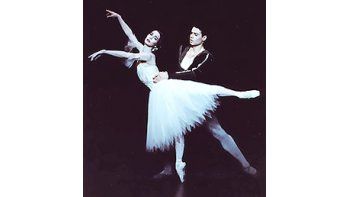 ámbito.com | El mejor momento del estupendo regreso de Iñaki Urlezagaal Colón fue cuando bailó con Tamara Rojo el pasdeux del segundo acto de «Giselle».