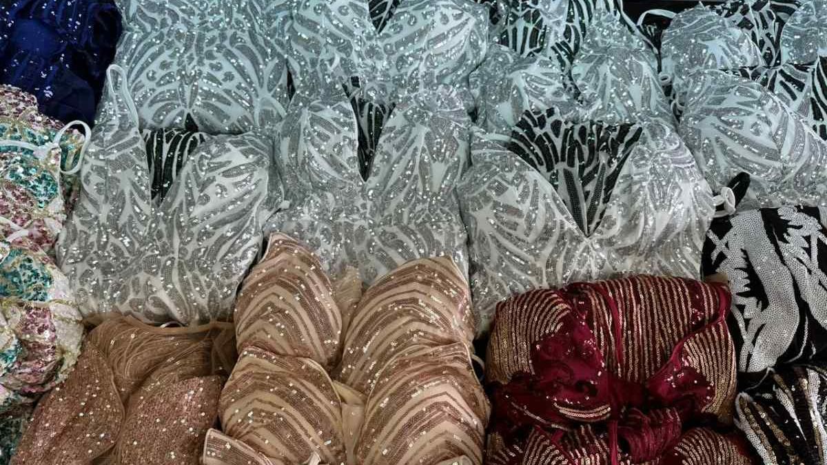 Customs discovered 66 dresses in a woman’s luggage at Aeroparque