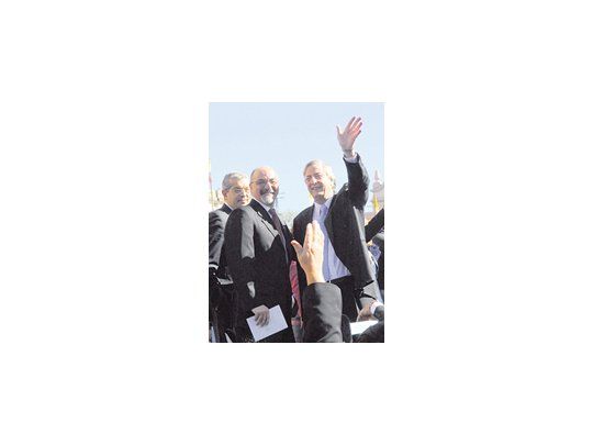 Néstor Kirchner vuelve hoy a la interna. En Tucumán reúne a todos los gobernadores para alinear a la tropa.