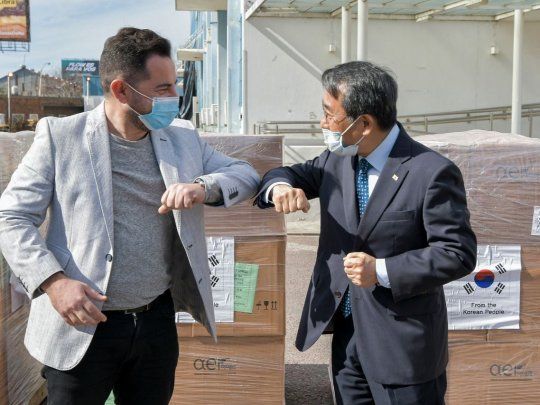 Coronavirus: el saludo tras la donaci&oacute;n de Barbijos por parte de la Rep&uacute;blica de Corea al Ministerio de Salud.&nbsp;