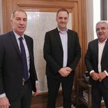 Santilli junto a Manuel Adorni y Raúl Jalil, oficiando en su nuevo rol ministerial. Santilli junto a Manuel Adorni y Raúl Jalil, oficiando en su nuevo rol ministerial.