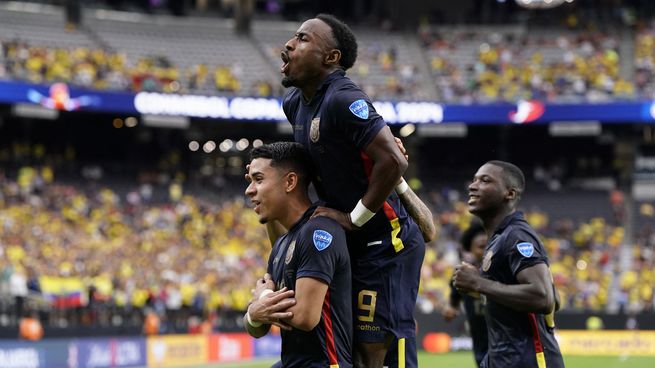 Desahogo del fútbol ecuatoriano: Kendry Paez celebra con John Yeboah luego de anotar el segundo gol, de penal.