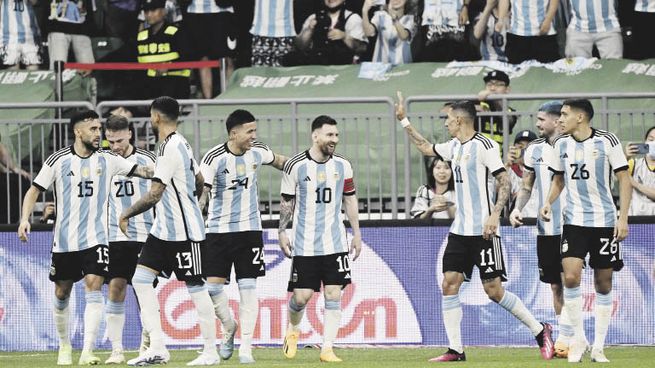 Apertura. Toda la categoría de Lionel Messi: amague, quiebre de cintura y zurdazo junto al palo del arquero australiano Mat Ryan para poner en ventaja a la Selección Argentina. Después fue todo festejo.