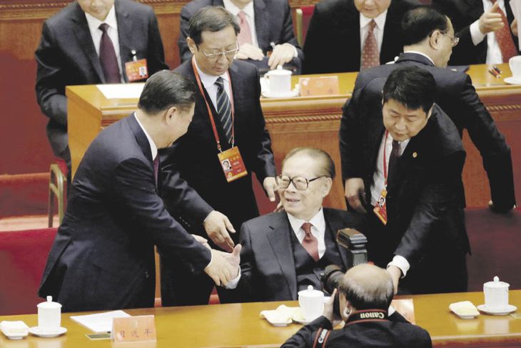 PERSONAJE. Jiang Zemin junto a Xi Jinping en una reunión del Partido Comunista Chino.