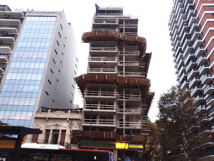 Obra en la Avenida Cabildo, por los costos, varias de las construcciones avanzan a un paso más lento que en otros años Obra en la Avenida Cabildo, por los costos, varias de las construcciones avanzan a un paso más lento que en otros años