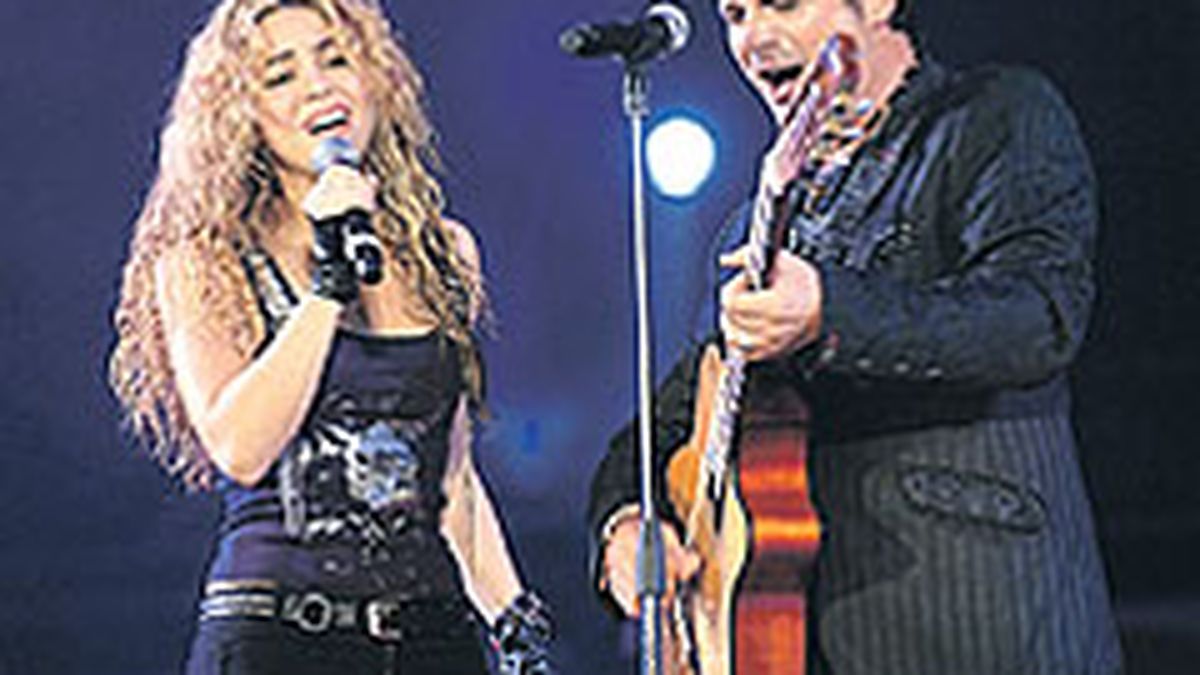 Multitud bajo las alas de Shakira
