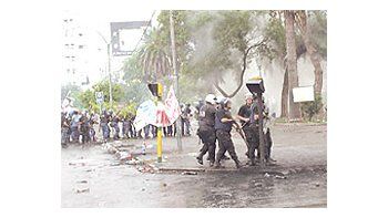 ámbito.com | Militantes del mazismo volvieron a chocar ayer con la Policíaprovincial frente a la Casa de Gobierno riojana. Los incidentesse dieron en momentos en que Angel Maza seaprestaba a aceptar su suspensión y abandonar su despachodel primer piso tras hab
