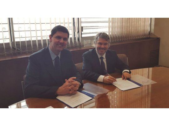 El titular de Unidad de Información Financiera (UIF), Mariano Federeci (derecha), junto a su par uruguayo Néstor López Ramela (izquierda).