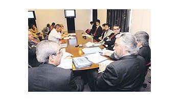 ámbito.com | Miembros de la Comisión Bicameral de Seguimiento de las Privatizaciones ayer en el Congreso.Recibieron la tasación de la empresa.