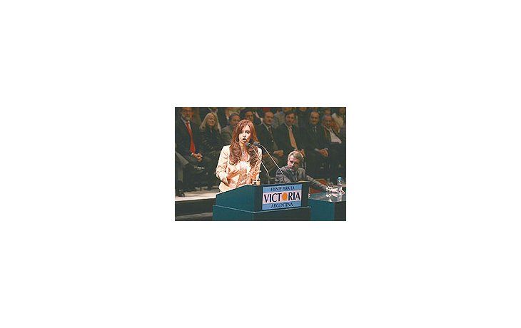 ámbito.com | El kirchnerista Frente para la Victoria tuvo anoche su lanzamiento en Rosario, donde lacandidata a senadora por la provincia de Buenos Aires, Cristina Fernández, debutó comola figura central.