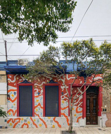 Para muchos, elegir Barracas es optar por un barrio con memoria, comunidad y futuro. Un lugar donde la historia se lee en cada ladrillo y el arte se respira en la vereda Para muchos, elegir Barracas es optar por un barrio con memoria, comunidad y futuro. Un lugar donde la historia se lee en cada ladrillo y el arte se respira en la vereda