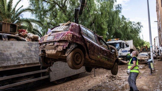 Un vehículo es retirado tras ser destruido por el paso de DANA