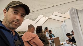 Marcos Galperín, director de MercadoLibre, votando en el consulado durante la primera vuelta de octubre.