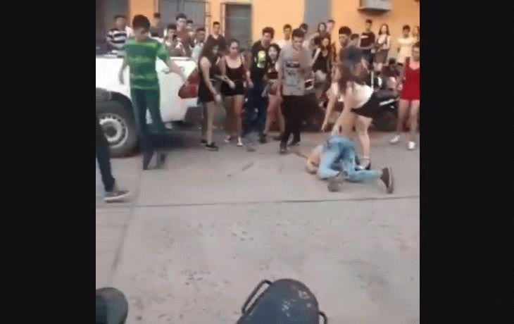 Momento en que el joven, casi inconsiente, recibe la patada del otro.