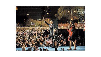 BarackObama en elmomentomás esperadode lamadrugadade ayer,cuandoapareció, yacomopresidenteelecto, juntoa su familiaen el escenariomontadoen el GrantPark deChicago. Sutriunfoarrancólágrimas alos afroestadounidensespresentes.