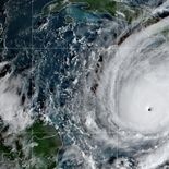 El huracán Melissa golpea con fuerza el Caribe tras alcanzar la categoría 5, con vientos de hasta 270 km/h y lluvias torrenciales. El huracán Melissa golpea con fuerza el Caribe tras alcanzar la categoría 5, con vientos de hasta 270 km/h y lluvias torrenciales.