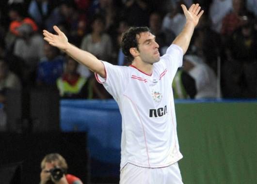 El goleador posa para la foto y saluda a su público.