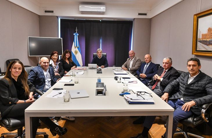 Luis Caputo reunido con los contadores que le sugirieron los cambios de Inocencia Fiscal II