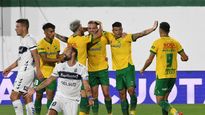 Walter Bou (cuarto de izquierda a derecha) festejando un gol con sus compañeros de Defensa y Justicia.&nbsp;