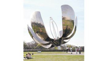 ámbito.com | El sistema eléctrico de la flor y sus pétalos está dañado desde hace años. Sin embargo, los porteños siguen yendo a la Plaza de las Naciones Unidas.