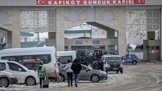 Cientos de iraníes atraviesan hacia Turquía mientras se intensifica el conflicto regional, buscando seguridad y protección.