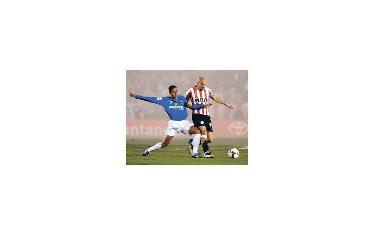 ámbito.com | Juan Sebastián Verón lucha con Marquinhos. Estudiantes intentó, pero no pudo. Abajo, la gran fiesta previa de Estudiantes con bengalas multicolores y un espectáculo con rayos láser.