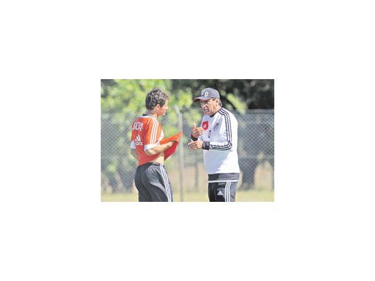Ramón Díaz habla con Rodrigo Mora, que volverá a ser titular el domingo cuando River reciba en el Monumental a Atlético Rafaela.