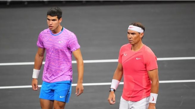 Carlos Alcaraz y Rafael Nadal durante la exhibición en Las Vegas.