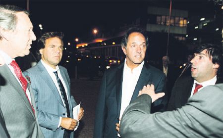 Daniel Scioli anoche al ingresar en la cena política del cierre de año, que lo tuvo como protagonista. En la foto, junto a sus ministros Ricardo Casal y Alberto Pérez, y el titular de la Anses, Diego Bossio.
