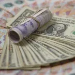 Aguinaldo. Muchos trabajadores vuelven a plantearse la misma pregunta: cómo invertir ese ingreso extra en un cierre de año que muestra un mercado más ordenado y niveles de estabilidad poco frecuentes para la economía argentina. Aguinaldo. Muchos trabajadores vuelven a plantearse la misma pregunta: cómo invertir ese ingreso extra en un cierre de año que muestra un mercado más ordenado y niveles de estabilidad poco frecuentes para la economía argentina.