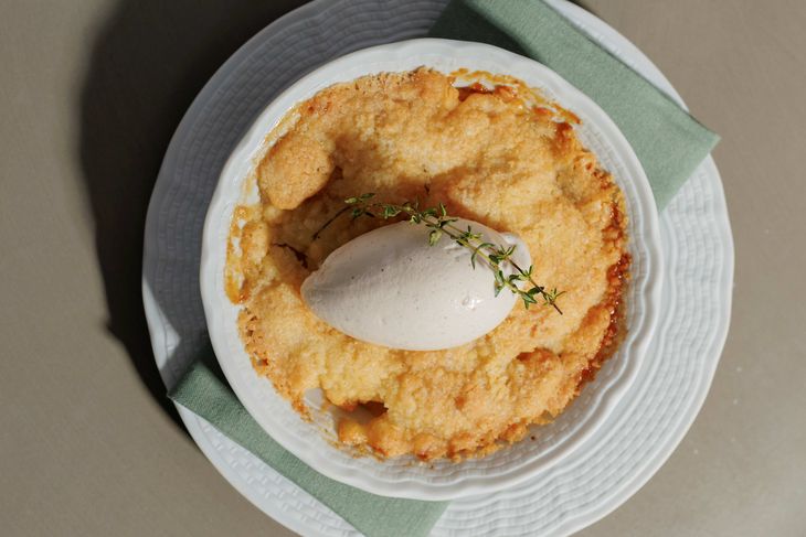 Apple crumble with cinnamon ice cream: warm, sweet and crispy. Apple crumble with cinnamon ice cream: warm, sweet and crispy.