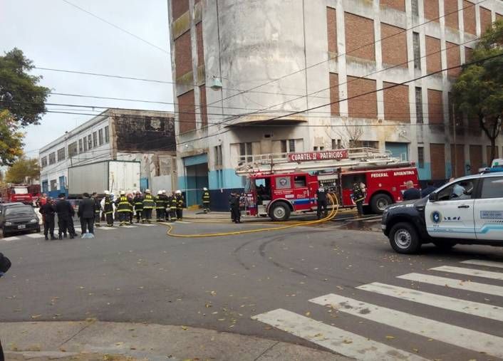 Fuga de amoníaco en fábrica de hielo obligó a evacuación en Boedo (foto 1)
