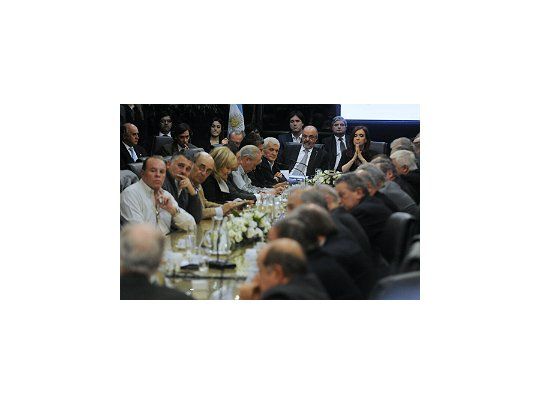 La Presidente encabezó el anuncio del aumento del salario mínimo, vital y móvil en la sede del Ministerio de Trabajo. Junto a ella, estuvieron presentes el ministro de Trabajo, Carlos Tomada, representantes sindicales y empresarios y otras autoridades.