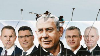 CAMPAÑA. Una gigantografía de Benjamin Netanyahu y su equipo es desplegada en Jerusalén.