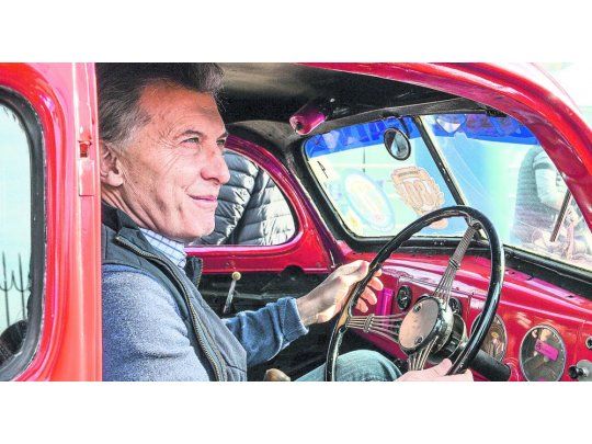 piloto. Mauricio Macri presenció ayer la carrera en la cual el Turismo Carretera festejó sus 80 años de vida en el Autódromo. Mañana se despedirá de la campaña bonaerense en Azul.