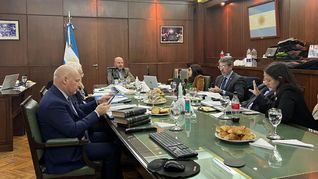 La reunión se llevó a cabo en modalidad presencial y remota vía Zoom, permitiendo así una amplia participación y colaboración entre sus miembros.