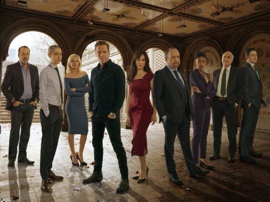 Billions. Se trata de la serie pionera en sumergirse en el universo de las finanzas, que tiene como eje el crack bursátil de 2008 que inspiró libros y películas, como una segunda y olvidable secuela de “Wall Street” con Michael Douglas, “El lobo de Wall Street” o “La gran apuesta”.