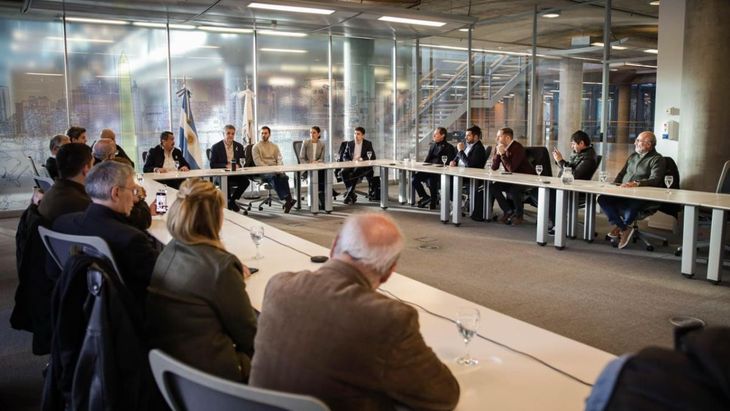 El jefe de Gobierno encabezó los anuncios durante una reunión con representantes de taxis y de las empresas de aplicaciones de viajes. El jefe de Gobierno encabezó los anuncios durante una reunión con representantes de taxis y de las empresas de aplicaciones de viajes.