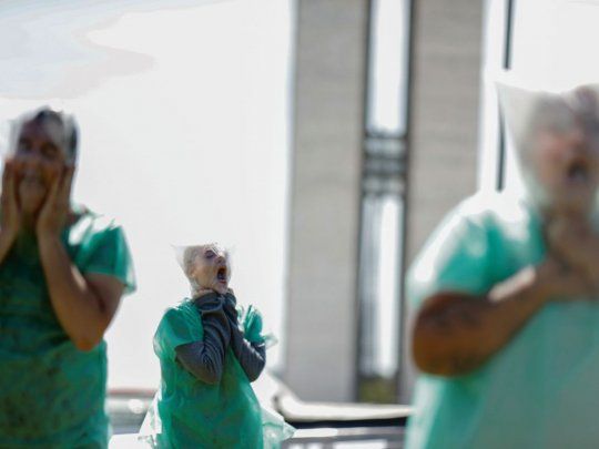 EXPRESIÓN. Las manifestaciones que reclamaron ayer el inicio de un juicio político a Jair Bolsonaro incluyeron, como en el caso de Brasilia, la presencia de personas con bolsas en sus cabezas para sensibilizar sobre la falta de oxígeno en los hospitales de Manaos.