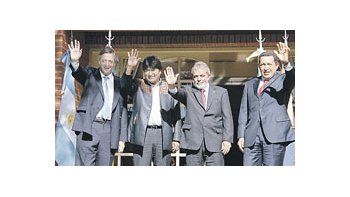 ámbito.com | Los presidentes Néstor Kirchner, Evo Morales, Lula da Silva y Hugo Chávez ayer en Puerto Iguazú. La cumbre fue convocada inmediatamente después que el mandatario boliviano dispusiera la nacionalización de los hidrocarburos.