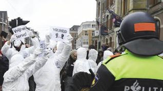 RESISTENCIA. Un manifestante sostiene un cartel que dice “libertad” durante la protesta que se realizó ayer en Ámsterdam contra las nuevas medidas de restricción sanitaria en Países Bajos.