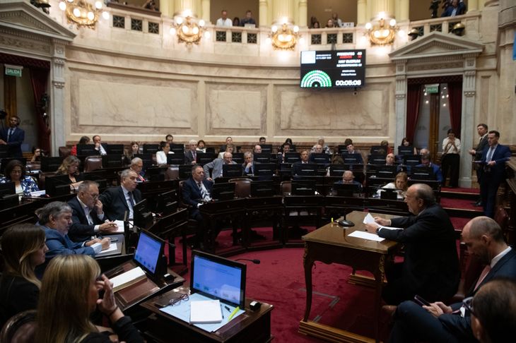 Guillermo Francos durante su informe de gestión en el Senado.