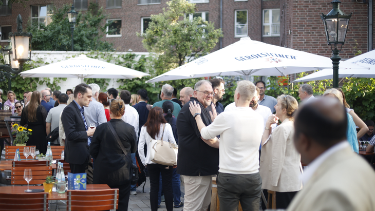 Durante la estadía en Düsseldorf se presentaron 15 conferencias de prensa celebradas por los expositores de la K y dos mesas redondas, con las novedades de productos y la actualidad del sector del plástico. Durante la estadía en Düsseldorf se presentaron 15 conferencias de prensa celebradas por los expositores de la K y dos mesas redondas, con las novedades de productos y la actualidad del sector del plástico.