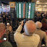 Mientras ATEPSA afronta una nueva jornada de protestas, el Gobierno presentó una denuncia penal contra los controladores aéreos. Mientras ATEPSA afronta una nueva jornada de protestas, el Gobierno presentó una denuncia penal contra los controladores aéreos.